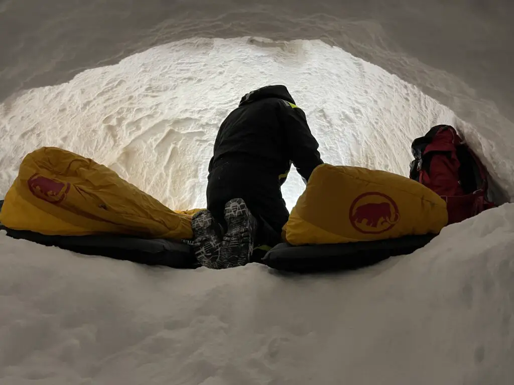 préparation de nos lits dans l'igloo en laponie pres de kiruna