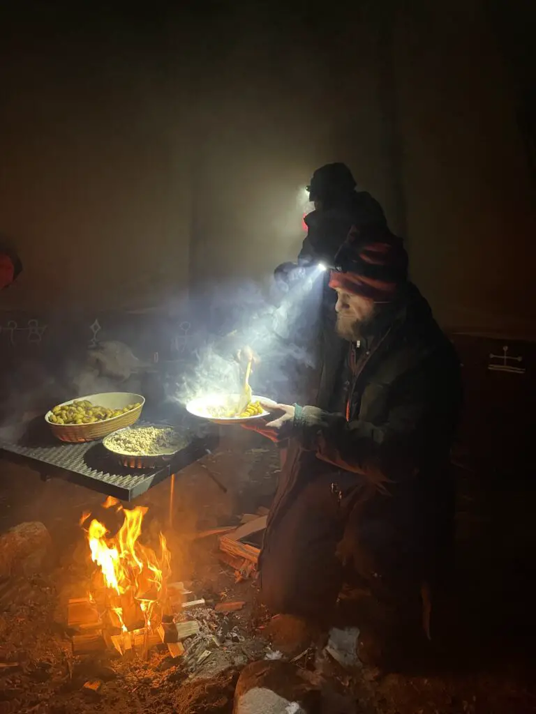 préparation de notre repas à base de rennes au feu de bois en laponie suédoise