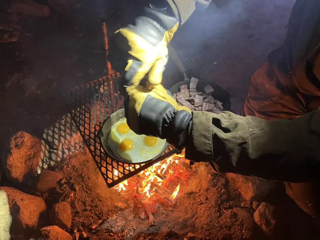 préparation du petit dejeuner au feu de bois