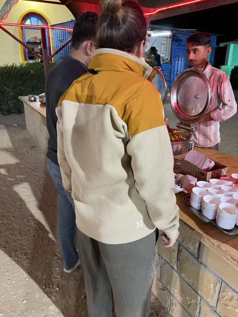 repas en inde dans le désert du rajasthan