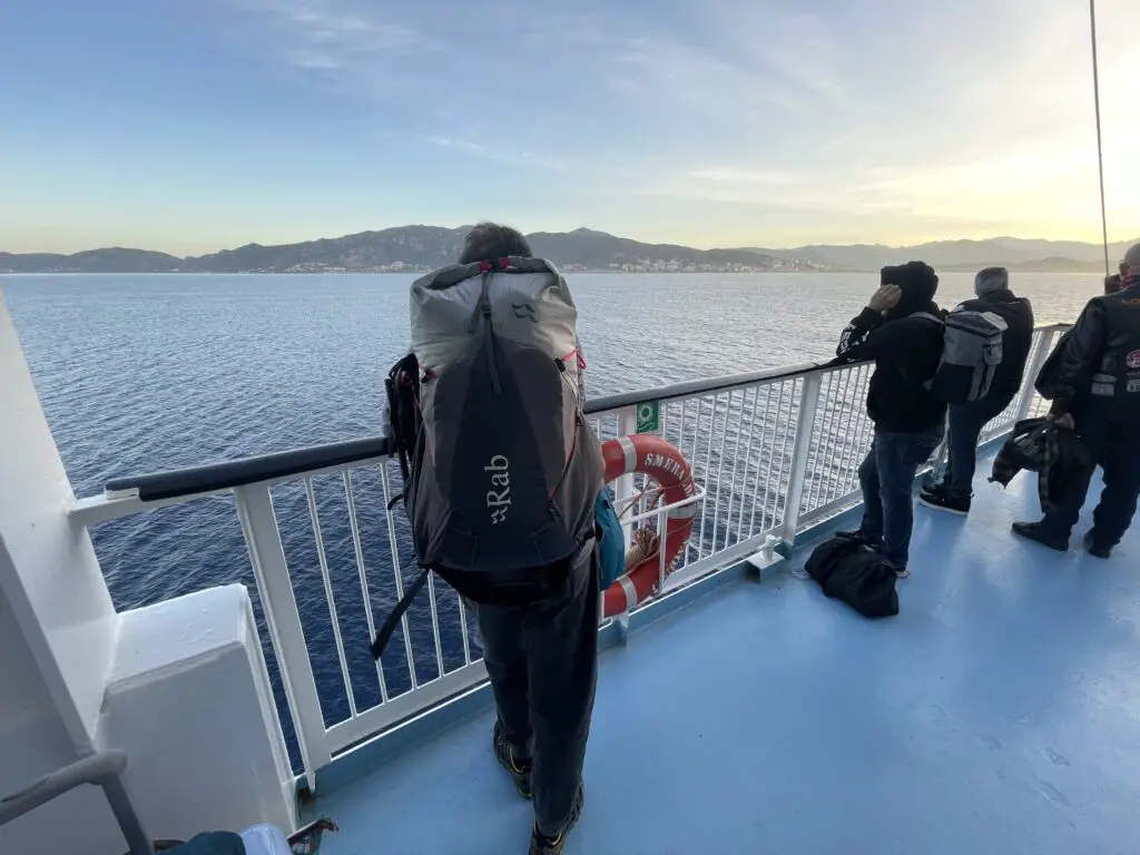 arrivée en bateau à ajaccio pour une semaine de visite en corse