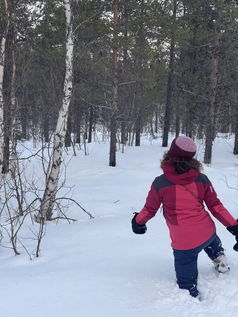 marcher dans la neige en laponie suédoise