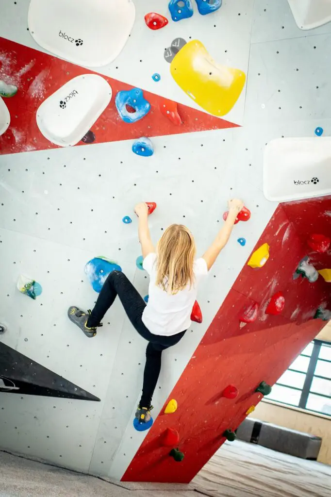 escalade en bloc dans salle indoor