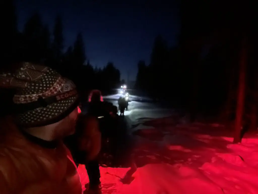 groupe de randonneurs en raquettes à neige en laponie suédoise