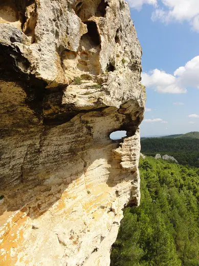 Vue des falaises d'escalade des Alpilles